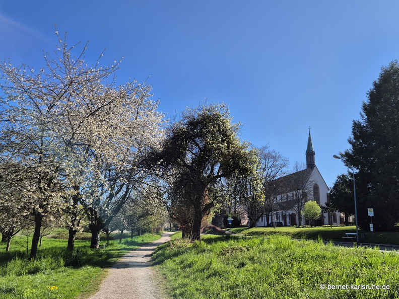 25-04-04-spaziergang-rammersweier-grosse weinflasche-schoenstatt-002.jpg