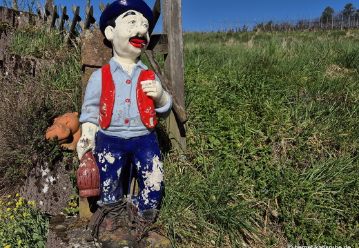 25-04-04-spaziergang-rammersweier-grosse weinflasche-schoenstatt-013