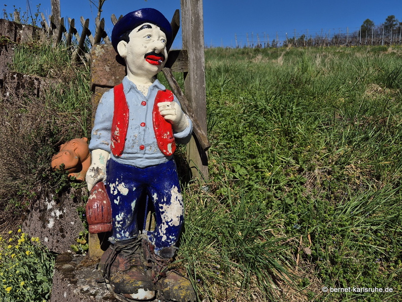 25-04-04-spaziergang-rammersweier-grosse weinflasche-schoenstatt-013.jpg