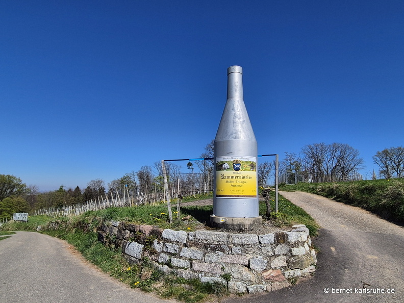 25-04-04-spaziergang-rammersweier-grosse weinflasche-schoenstatt-022.jpg