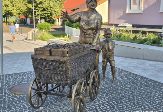 25-06-12-ortenberg-hauptstrasse-skulptur-fann mit der schaise-001