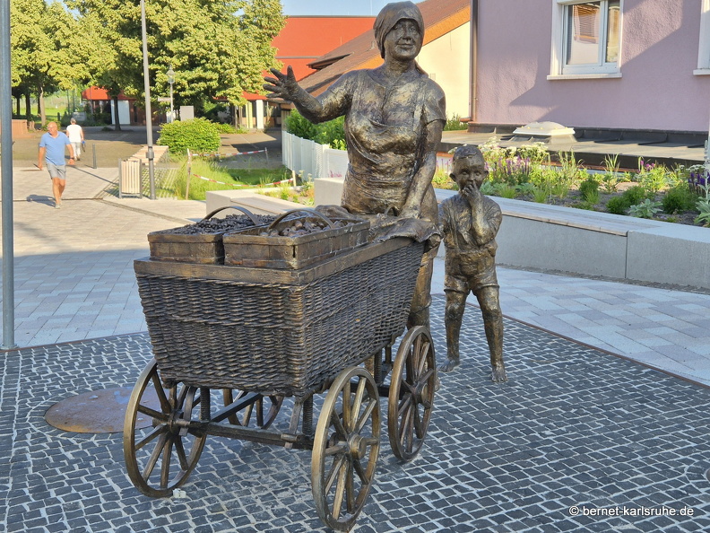 25-06-12-ortenberg-hauptstrasse-skulptur-fann mit der schaise-001.jpg
