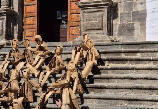 25-01-03-sc-letzter tag-plaza espana-packpapier-figuren-002