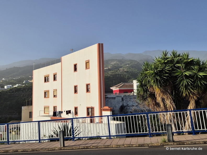 24-12-18-los sauces-schmales haus-003.jpg