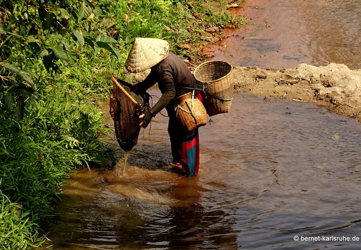 15-01-21-vangvieng-muschelfischerin-229
