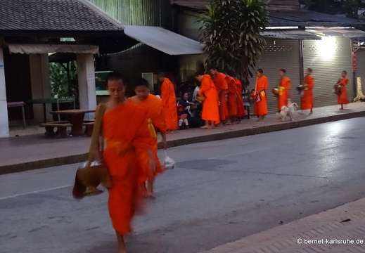 15-01-31-luangprabang-bettelgang-004