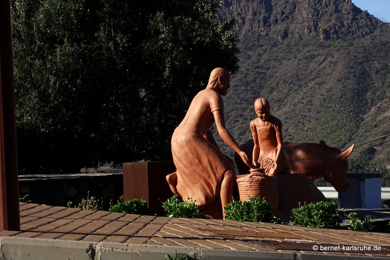 24-03-04-santa lucia-skulptur-olivenernte-001.jpg