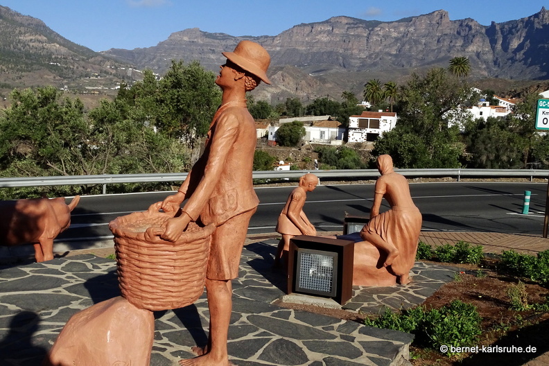 24-03-04-santa lucia-skulpturen-olivenernte-012.jpg