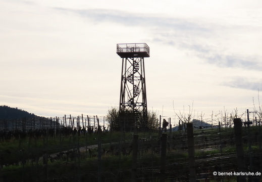 22-04-12-weinberge-carl-netter-turm-kondensstreifen-005