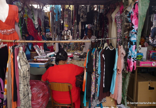 11-11-06-quatrebornes-kleidermarkt-53