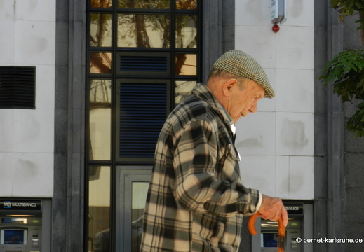 12-03-04-funchal-altstadt-alter-mann-177