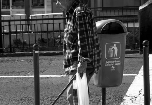 12-03-04-funchal-altstadt-ater-mann--153