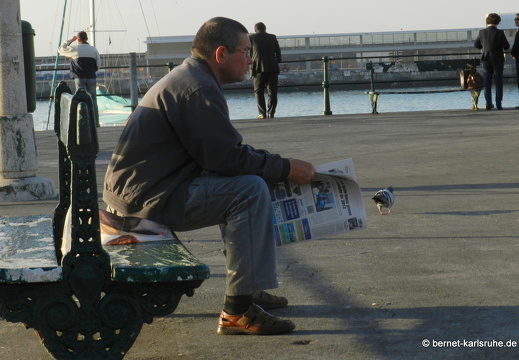 12-03-12-funchal-hafen-mann-mit-zeitung-20