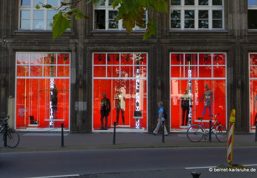 12-09-04-duesseldorf-hugo-boss-heinrich-heine-allee-049