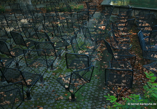 11-10-09-stadtgarten-stuehle-85