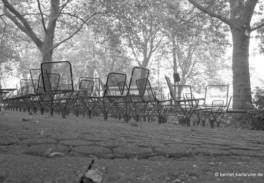 11-10-09-stadtgarten-stuehle-86