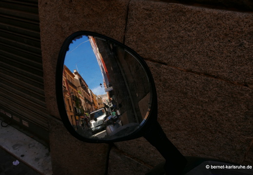 15-09-25-cagliari-motorrad-spiegelung-001