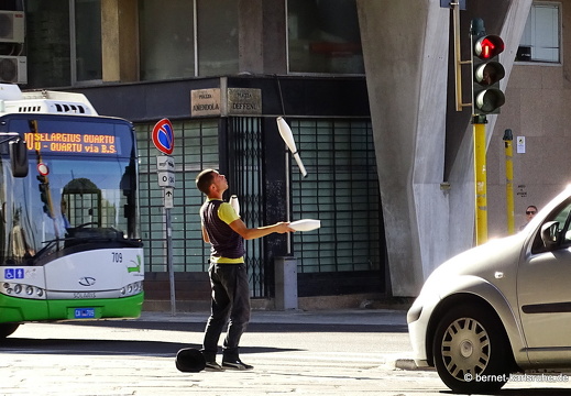 15-09-25-cagliari-strassenjongleur-029