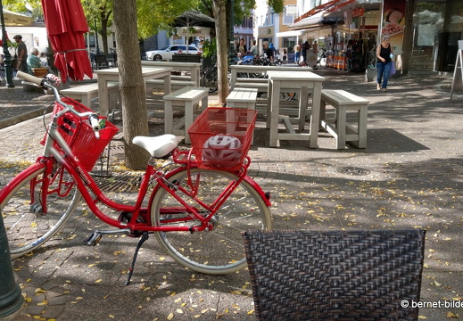 20-09-14-buehl-johannesplatz-rotes fahrrad-001