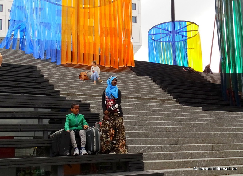 16-07-09-vor dem bahnhof-centraal-polylesterkunst-018.JPG