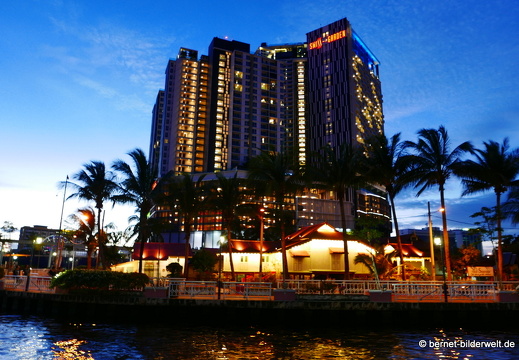 16-12-20-melaka abends am fluss-villa-sentosa-001