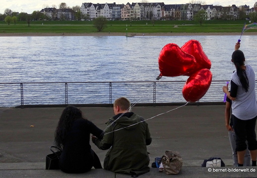 16-04-12-duesseldorf-rhein-herzluftballon-005