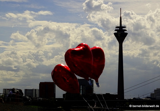 16-04-12-duesseldorf-rhein-herzluftballon-fernsehturm-001