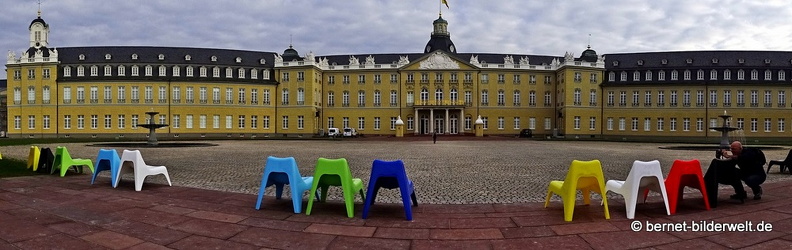 16-09-19-schloss-bunte stuehle-014.JPG