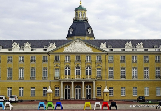 16-09-19-schloss-bunte stuehle-011
