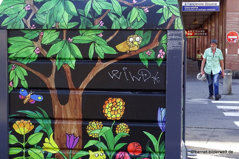 17-06-19-strasbourg-zentrum-nachmittag-graffiti-glascontainer-004.JPG