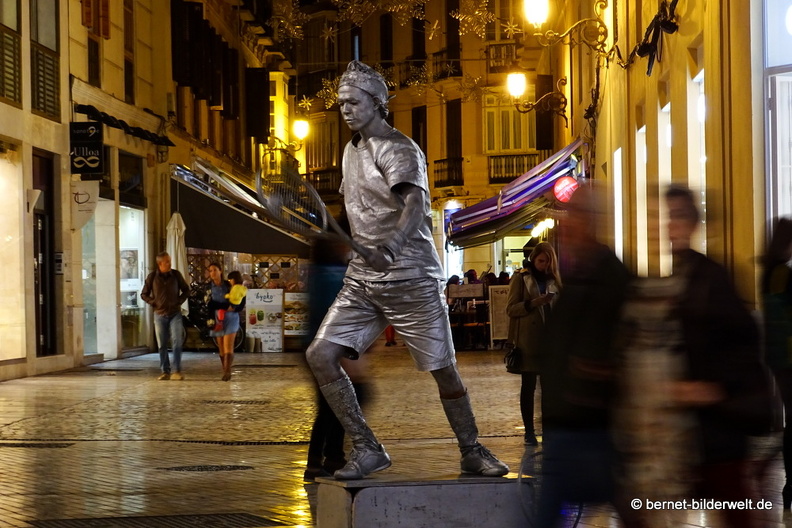 17-11-07-malaga-abendspaziergang-strassenkunst-tennisspieler-002.JPG
