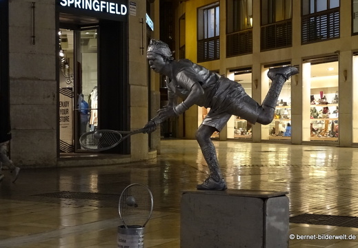 17-11-07-malaga-abendspaziergang-strassenkunst-tennisspieler-011