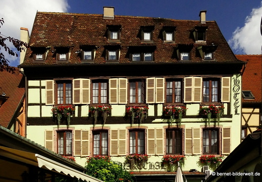 17-08-20-colmar-Hotel Le Marcheal - Place des 6 Montagnes Noires- Linienkorrektur
