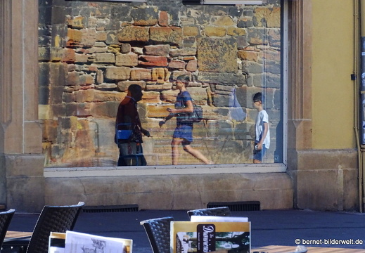 17-08-23-1-colmar-schaufenster-spiegelung-009