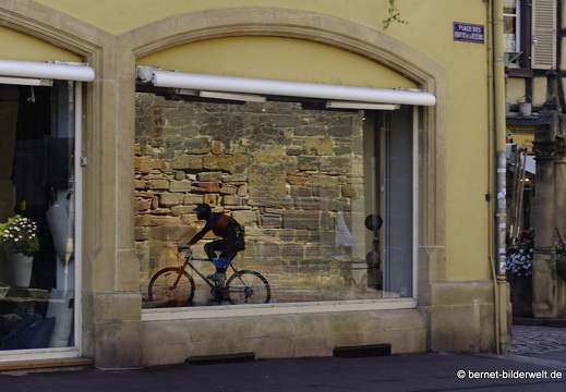 17-08-23-1-colmar-schaufenster-spiegelung-023