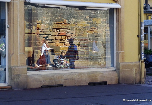 17-08-23-1-colmar-schaufenster-spiegelung-030