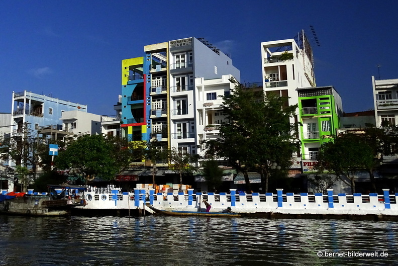 18-02-01-camau-markt am Kênh Phụng Hiệp-haus-schmal.JPG