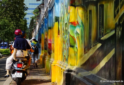 18-03-16-saigon-graffito-gehweg-011