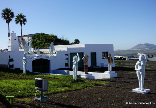 18-11-28-teguise-Obscure Point Of Horror Modern Art-skulpturengarten-004