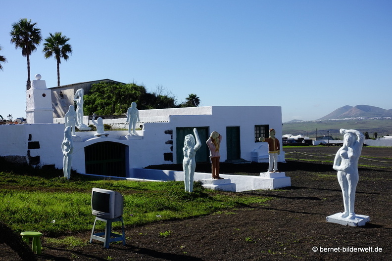 18-11-28-teguise-Obscure Point Of Horror Modern Art-skulpturengarten-004.JPG
