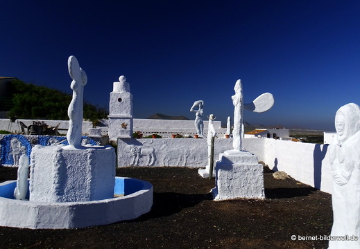 18-11-28-teguise-Obscure Point Of Horror Modern Art-skulpturengarten-002