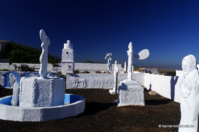 18-11-28-teguise-Obscure Point Of Horror Modern Art-skulpturengarten-002.JPG