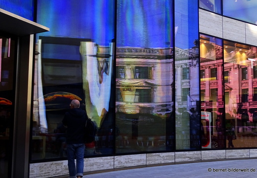 18-10-05-duesseldorf-schadowstrasse-apple-spiegelung-009