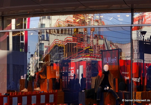 18-10-05-duesseldorf-schadowstrasse-spiegelung-003
