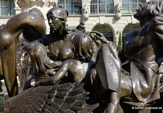 19-06-04-nuernberg-ehekarussel-brunnen-020