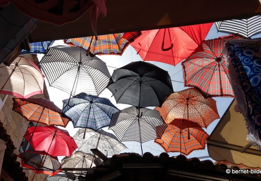 19-04-29-rhodos-altstadt-bunte schirme-