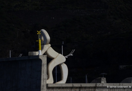 26-01-14-puerto tazacorte-betonfigur mit leuchtfeuer-