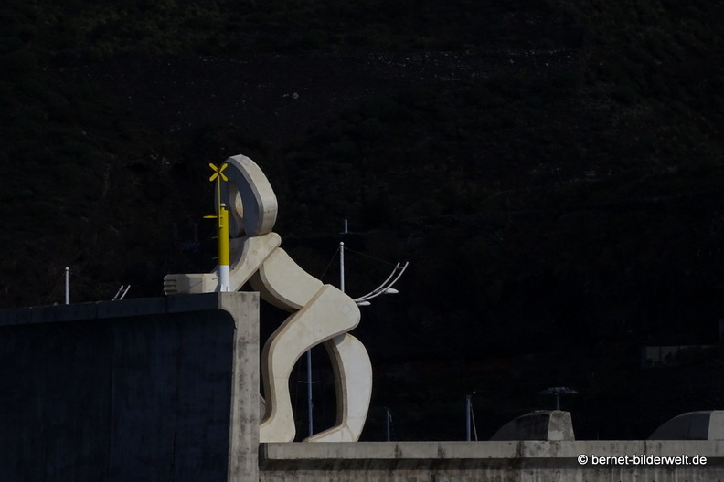 26-01-14-puerto tazacorte-betonfigur mit leuchtfeuer-.jpg