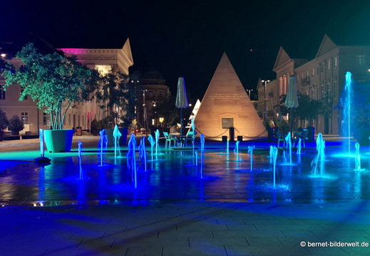 26-09-01-karlsruhe-marktplatz-beleuchtet-006