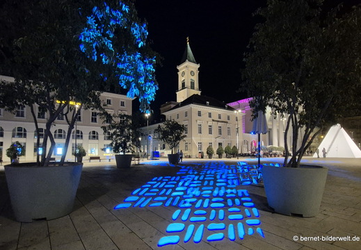 26-09-01-karlsruhe-marktplatz-beleuchtet-023